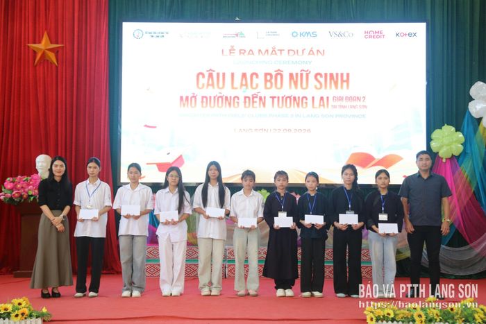Ban tổ chức ra mắt câu lạc bộ Nữ sinh "Mở đường đến tương lai" Trường Phổ thông dân tộc nội trú THCS và THPT Văn Lãng, Trường THPT Văn Lãng và trao học bổng cho các nữ sinh