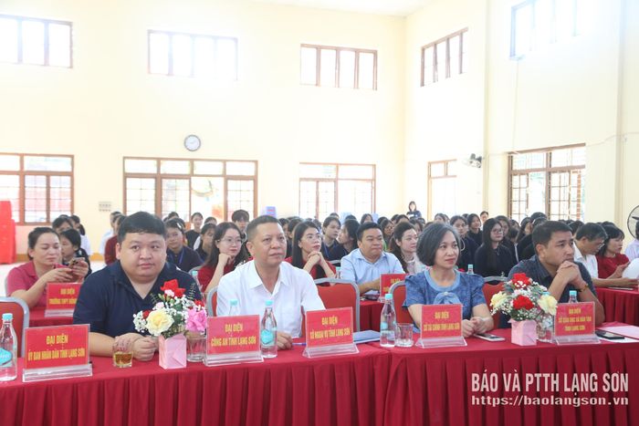 Các đại biểu tham dự lễ ra mắt câu lạc bộ Nữ sinh "Mở đường đến tương lai" giai đoạn 2
