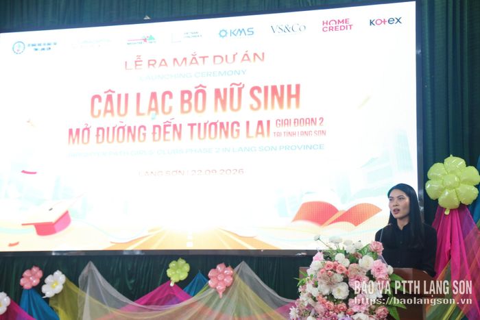 Đại diện tổ chức VCF phát biểu tại lễ ra mắt câu lạc bộ Nữ sinh "Mở đường đến tương lai" giai đoạn 2