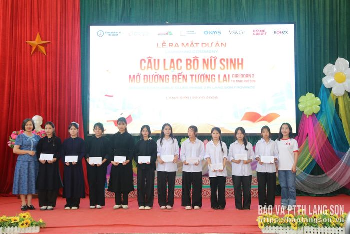 Ban tổ chức ra mắt câu lạc bộ Nữ sinh "Mở đường đến tương lai" Trường Phổ thông dân tộc nội trú THCS và THPT Lộc Bình, Trường THPT Lộc Bình và trao học bổng cho các nữ sinh