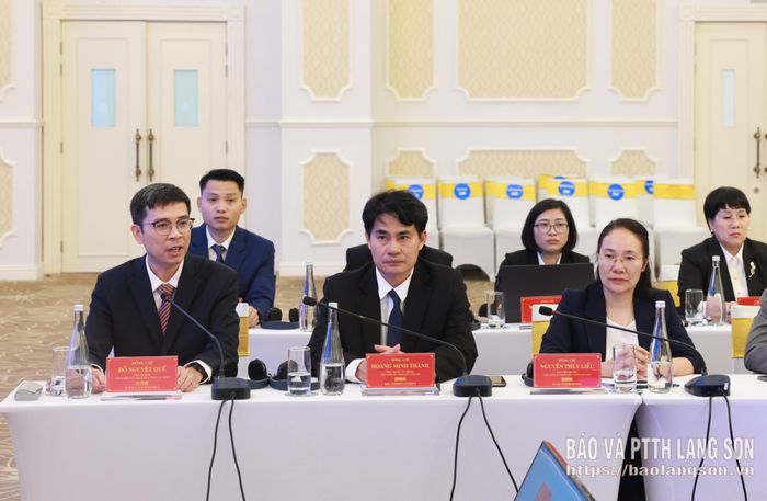 Lãnh đạo Viện Kiểm sát nhân dân tỉnh Lai Châu, Việt Nam (ngoài cùng bên trái) tham luận tại hội nghị