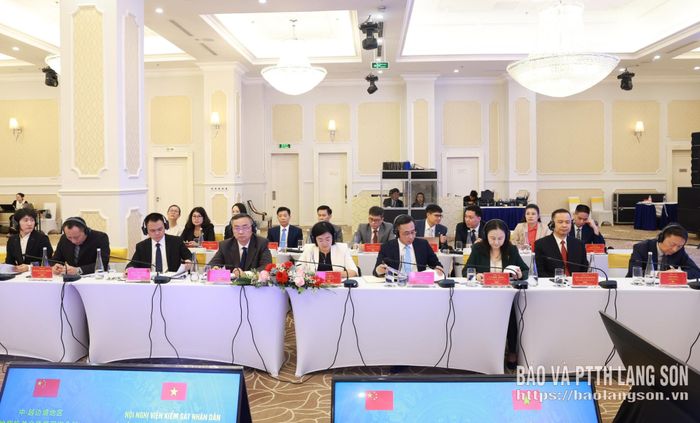 Các đại biểu nghe tham luận tại hội nghị