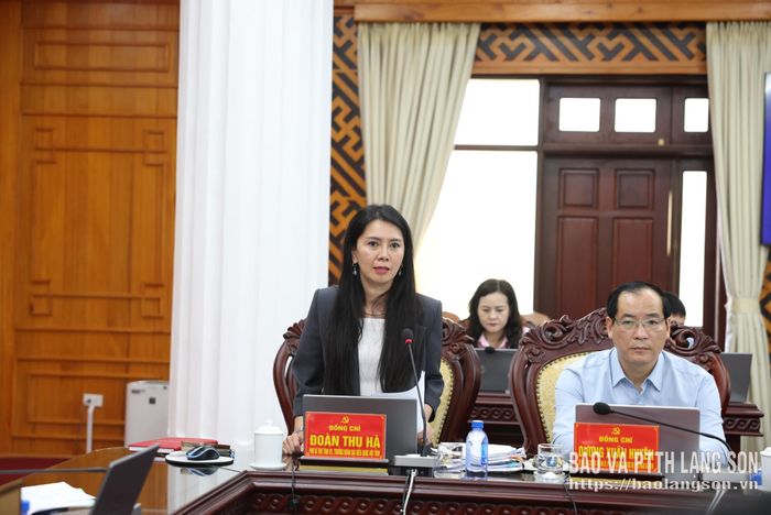 Đồng chí Đoàn Thu Hà, Phó Bí thư Tỉnh uỷ, Trưởng Đoàn Đại biểu Quốc hội tỉnh phát biểu tại hội nghị