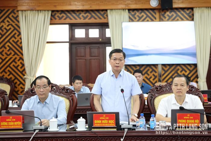 Đồng chí Đinh Hữu Học, Ủy viên Ban Thường vụ Tỉnh ủy, Phó Chủ tịch Thường trực UBND tỉnh phát biểu tại hội nghị