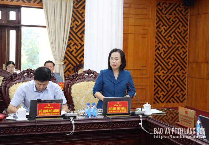 Đồng chí Đoàn Thị Hậu, Phó Bí thư Tỉnh uỷ, Chủ tịch HĐND tỉnh phát biểu tại hội nghị