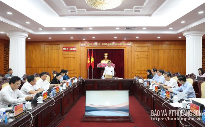 Đồng chí Hoàng Quốc Khánh, Ủy viên Trung ương Đảng, Bí thư Tỉnh ủy quán triệt một số nội dung tại hội nghị