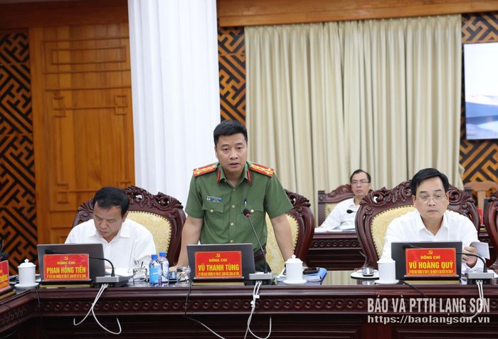 Đồng chí Đại tá Vũ Thanh Tùng, Uỷ viên Ban Thường vụ Tỉnh uỷ, Giám đốc Công an tỉnh phát biểu tại hội nghị