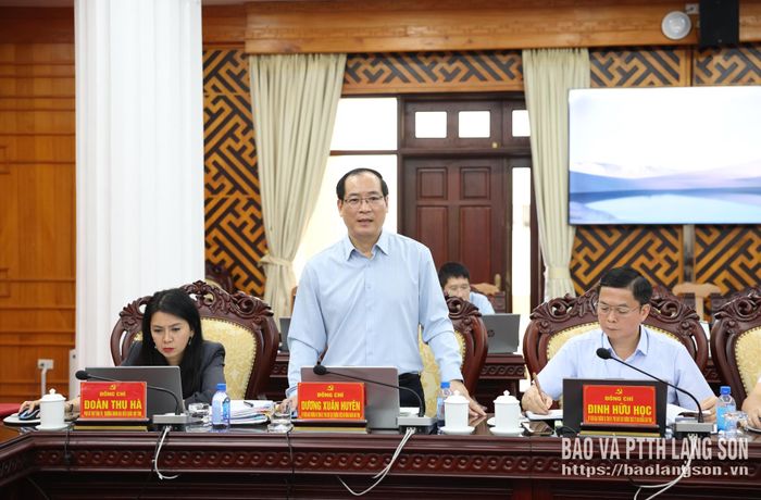 Đồng chí Dương Xuân Huyên, Uỷ viên Ban Thường vụ Tỉnh uỷ, Phó Chủ tịch Thường trực HĐND tỉnh phát biểu tại hội nghị