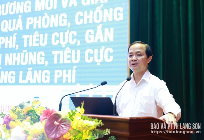 Đồng chí Nguyễn Xuân Trường, Phó Trưởng Ban Nội chính Trung ương truyền đạt nội dung tại hội nghị