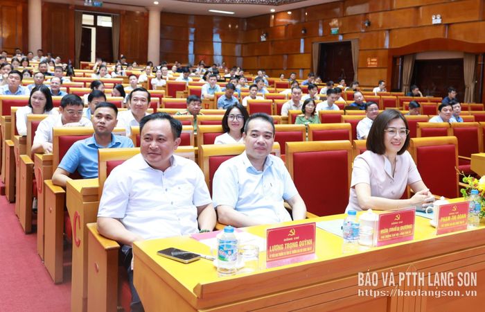 Các đại biểu dự hội nghị