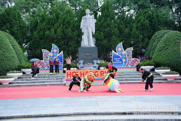 Tiết mục trình diễn múa sư tử mèo tại lễ khai hội