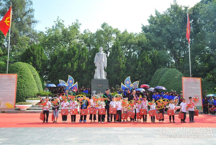 Ban Tổ chức hội Háng Pỉnh năm 2026 tặng bánh và đèn ông sao truyền thống cho các em học sinh tiêu biểu có hoàn cảnh khó khăn của Trường Tiểu học Lương Văn Tri