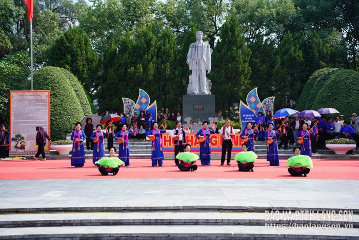 Tiết mục trình diễn dân ca tại lễ khai hội