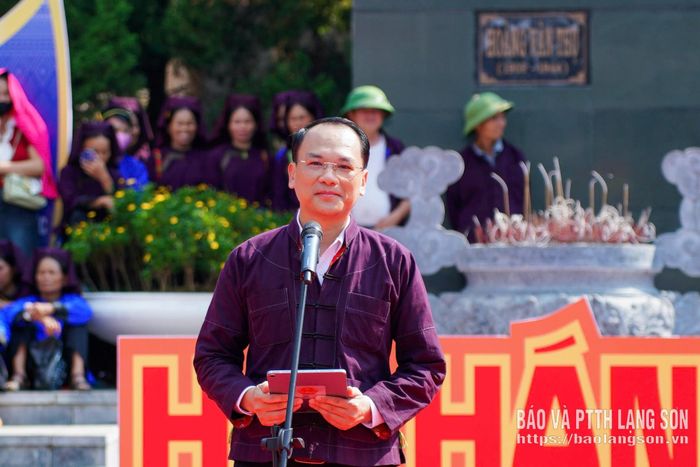 Lãnh đạo Sở Văn hoá, Thể thao và Du lịch tỉnh phát biểu khai mạc hội Háng Pỉnh năm 2026