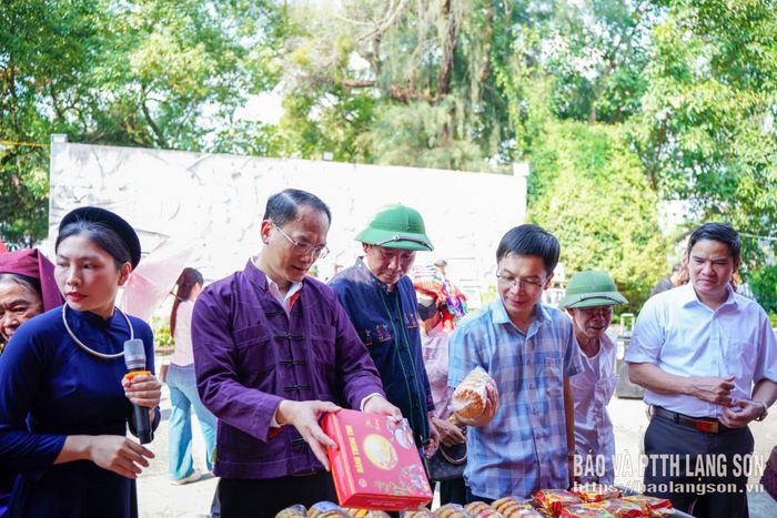 Các đại biểu tham quan giang hàng trưng bày bánh nướng truyền thống tại không gian chợ phiên Kỳ Lừa