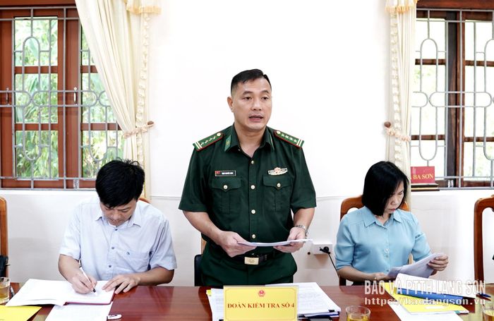 Lãnh đạo phòng Nghiệp vụ, Ban Chỉ huy Bộ đội biên phòng, Bộ Chỉ huy Quân sự tỉnh trao đổi một số nội dung liên quan tại buổi kiểm tra