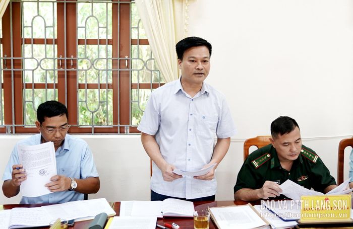 Lãnh đạo Báo và PTTH Lạng Sơn, thành viên Đoàn kiểm tra số 4 trao đổi một số nội dung tại buổi kiểm tra