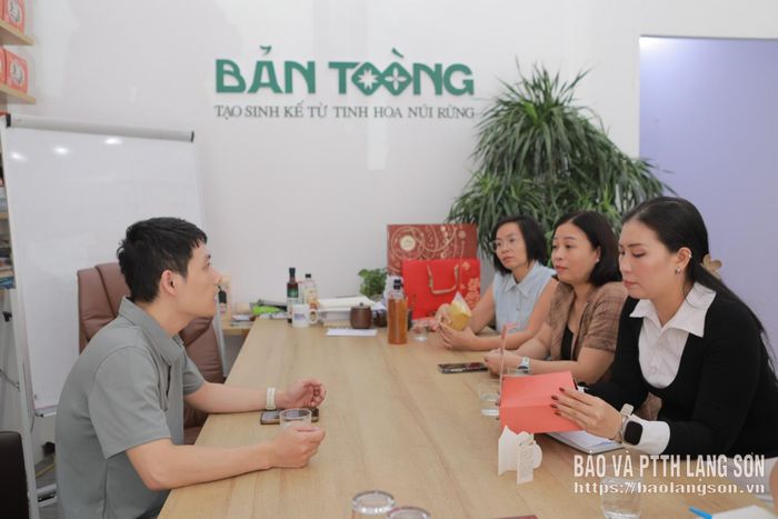 Thành viên đoàn công tác Hội LHPN tỉnh trao đổi quy với đại diện Hợp tác xã Bản Tòong, thôn Còn Tòong, xã Đồng Đăng
