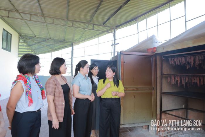 Thành viên đoàn công tác Hội LHPN tỉnh tham quan khu vực chế biến thực phẩm của Hợp tác xã TRADI FOODS, thôn Nà Cà, xã Tràng Định