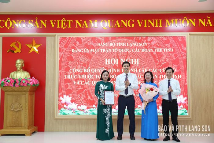 Đồng chí Vũ Hoàng Anh, Phó Bí thư Tỉnh ủy, Bí thư Đảng ủy MTTQ, các đoàn thể tỉnh, Chủ tịch Ủy ban MTTQ Việt Nam tỉnh và đồng chí Nguyễn Hoàng Tùng, Phó Bí thư Thường trực Đảng ủy, Phó Chủ tịch Thường trực Ủy ban MTTQ Việt Nam tỉnh trao quyết định và tặng hoa chúc mừng Chi bộ Hội Liên hiệp phụ nữ tỉnh
