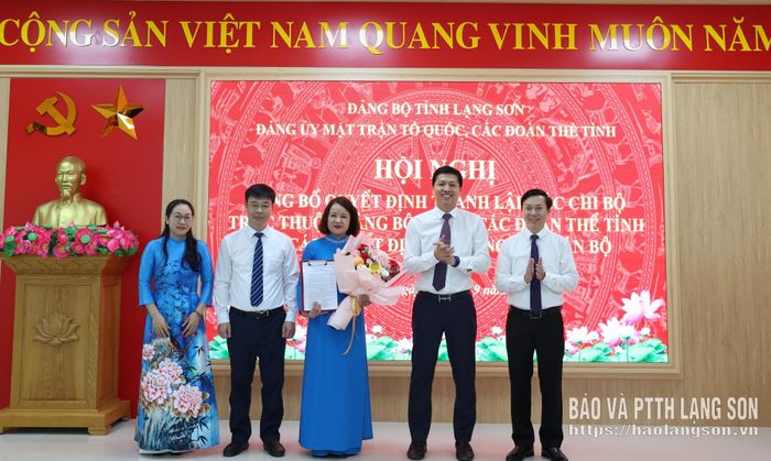Đồng chí Vũ Hoàng Anh, Phó Bí thư Tỉnh ủy, Bí thư Đảng ủy MTTQ, các đoàn thể tỉnh, Chủ tịch Ủy ban MTTQ Việt Nam tỉnh và đồng chí Nguyễn Hoàng Tùng, Phó Bí thư Thường trực Đảng ủy, Phó Chủ tịch Thường trực Ủy ban MTTQ Việt Nam tỉnh trao quyết định và tặng hoa chúc mừng Chi bộ Liên đoàn Lao động tỉnh