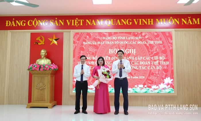 Đồng chí Vũ Hoàng Anh, Phó Bí thư Tỉnh ủy, Bí thư Đảng ủy MTTQ, các đoàn thể tỉnh, Chủ tịch Ủy ban MTTQ Việt Nam tỉnh và đồng chí Nguyễn Hoàng Tùng, Phó Bí thư Thường trực Đảng ủy, Phó Chủ tịch Thường trực Ủy ban MTTQ Việt Nam tỉnh trao quyết định và tặng hoa chúc mừng Chi bộ Hội Nhà báo tỉnh