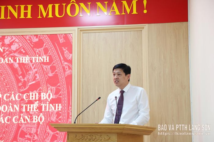 Đồng chí Vũ Hoàng Anh, Phó Bí thư Tỉnh ủy, Bí thư Đảng ủy MTTQ, các đoàn thể tỉnh, Chủ tịch Ủy ban MTTQ Việt Nam tỉnh phát biểu tại hội nghị