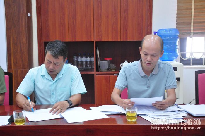 Đại diện cơ quan, đơn vị liên quan giải thích, làm rõ các thắc mắc của hộ gia đình, cá nhân có đất bị thu hồi