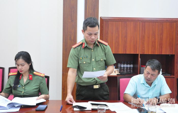 Đại diện Công an phường Đông Kinh làm rõ một số nội dung các các hộ gia đình, cá nhân quan tâm