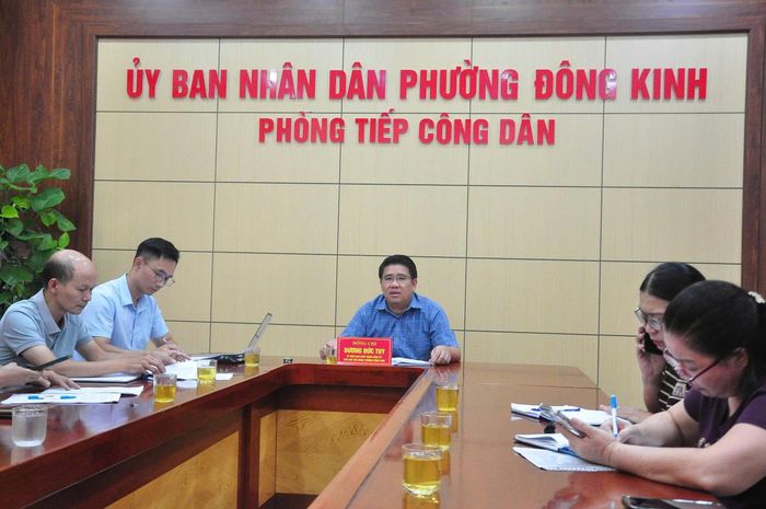 Lãnh đạo UBND phường Đông Kinh, Trưởng Ban Cưỡng chế thu hồi đất giải thích các quy định liên quan tại buổi đối thoại