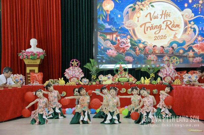 Tiết mục văn nghệ do học sinh Trường mầm non Lason Star biểu diễn