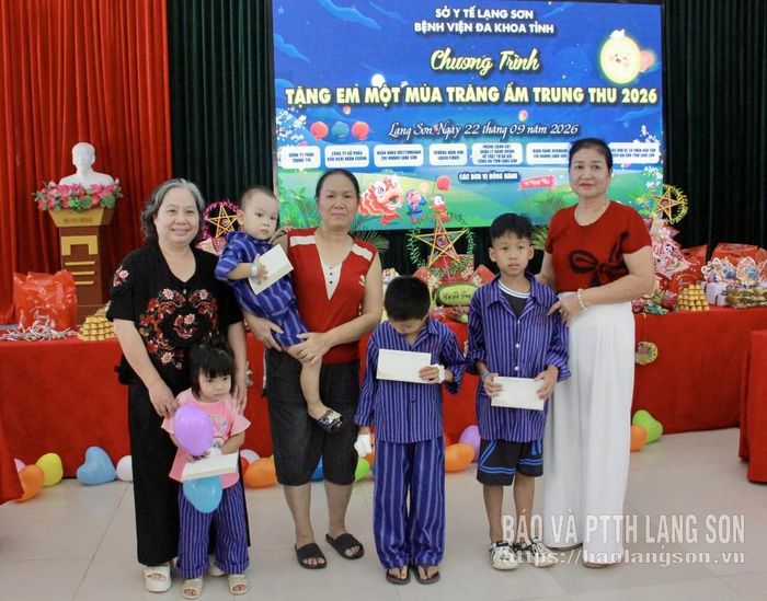 Các nhà hảo tâm trao quà trung thu cho bệnh nhi