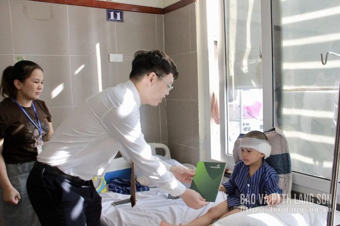 Đại diện Ngân hàng Vietcombank chi nhánh Lạng Sơn trao quà trung thu cho bệnh nhi