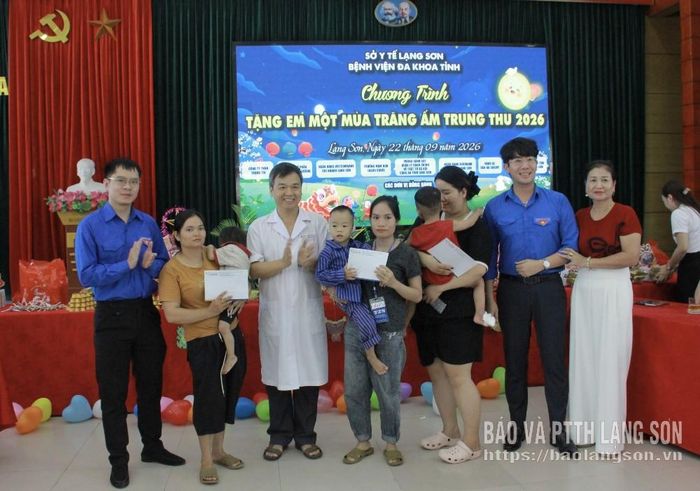  Đại diện Ban Giám đốc, đoàn thanh niên Bệnh viện Đa khoa tỉnh, nhà hảo tâm trao quà trung thu cho bệnh nhi