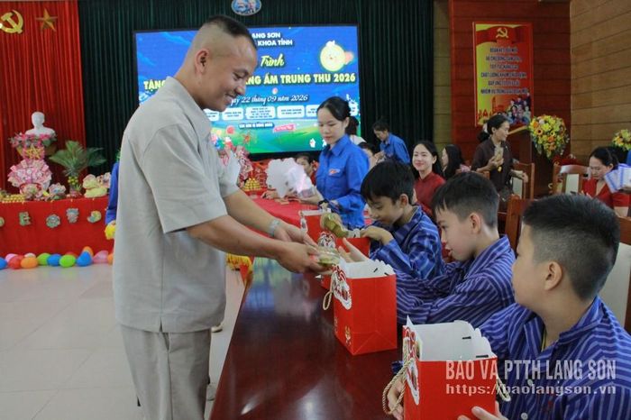 Nhà hảo tâm trao quà trung thu cho bệnh nhi đang điều trị tại Bệnh viện Đa khoa tỉnh