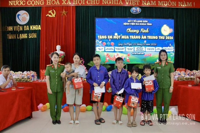 Đại diện Phòng Cảnh sát quản lý hành chính về trật tự xã hội, Công an tỉnh trao quà trung thu cho bệnh nhi
