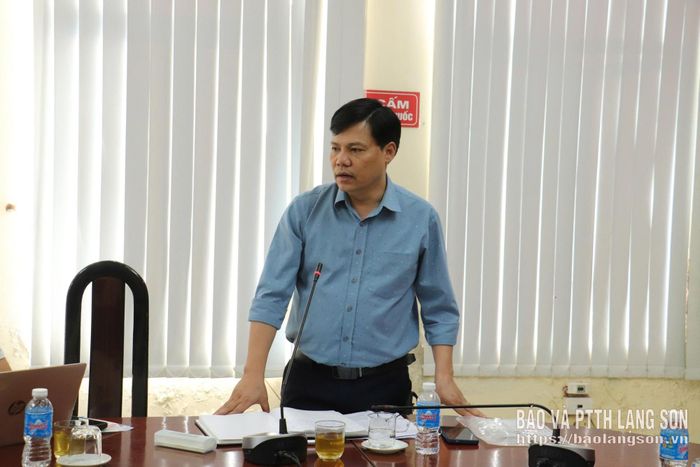 Lãnh đạo Trung tâm Dịch vụ công ích phường Đông Kinh phát biểu tại hội nghị