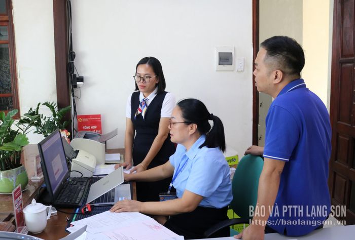 Thành viên Đoàn công tác hướng dẫn một số nội dung nghiệp vụ, chuyên môn cho công chức Trung tâm PVHCC xã Thất Khê