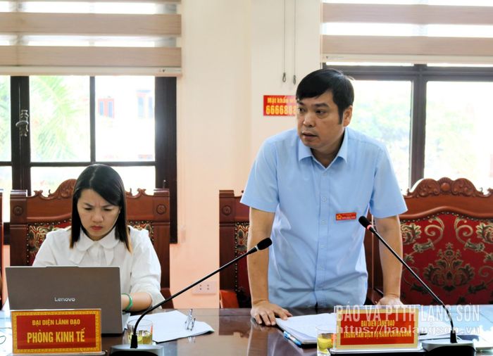 Lãnh đạo Trung tâm PVHCC xã Đồng Đăng báo cáo tình hình hoạt động và công tác cải cách TTHC của trung tâm
