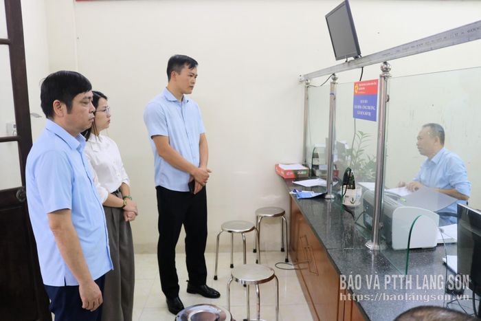 Lãnh đạo Trung tâm PVHCC tỉnh kiểm tra thực tế tại Bộ phận tiếp nhận và trả kết quả của Trung tâm PVHCC xã Đồng Đăng