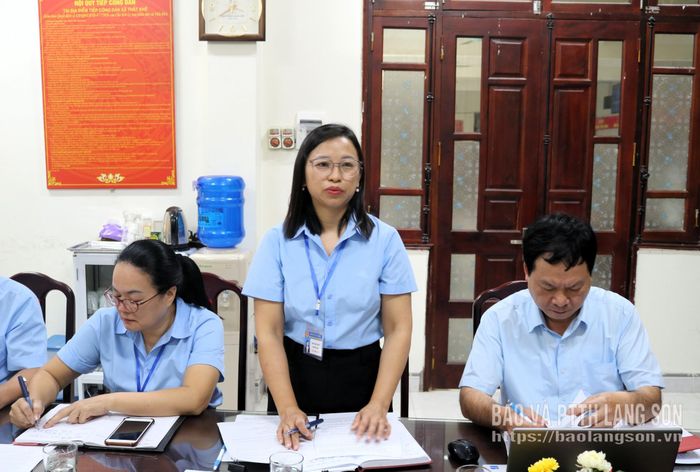 Lãnh đạo Trung tâm Phục vụ hành chính công xã Thất Khê làm rõ một số nội dung đoàn công tác quan tâm