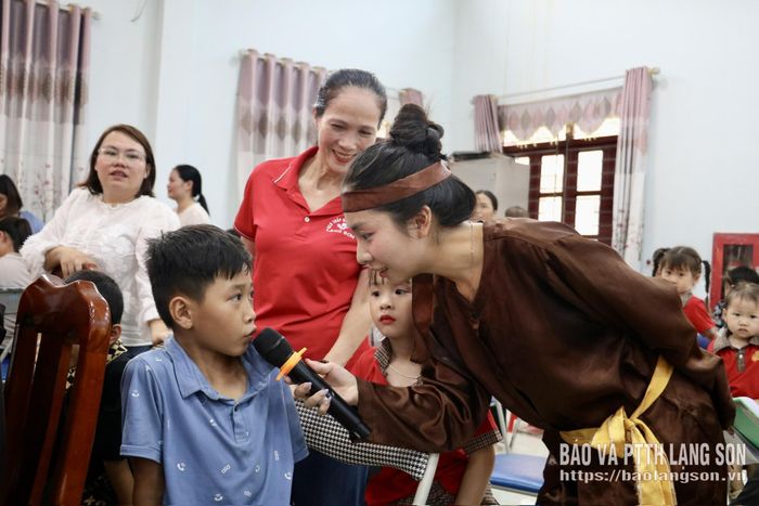 Học sinh tham gia trò chơi đố vui tại chương trình