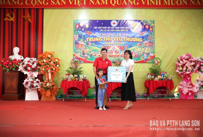 Đại diện Hội Chữ thập đỏ tỉnh trao quà cho đại diện các trường học trên địa bàn xã Quý Hòa