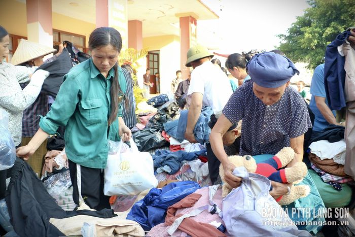 Người dân xã Quý Hòa lựa chọn đồ tại gian hàng 0 đồng