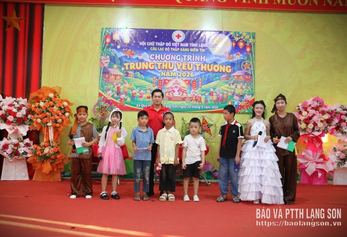 Các học sinh tham gia trò chơi nhận quà tại chương trình