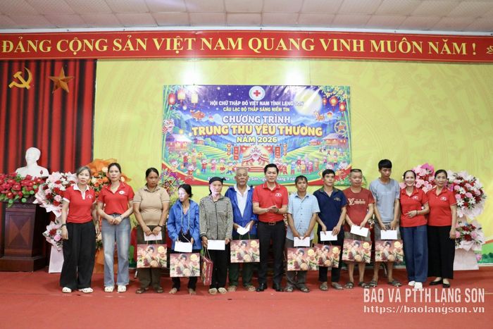 Đại diện Câu lạc bộ Thắp sáng niềm tin trao quà cho các hộ có hoàn cảnh khó khăn, gia đình chính sách tại chương trình