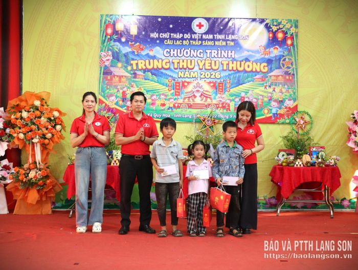 Đại diện Câu lạc bộ Thắp sáng niềm tin trao học bổng cho các học sinh có hoàn cảnh khó khăn trên địa bàn xã
