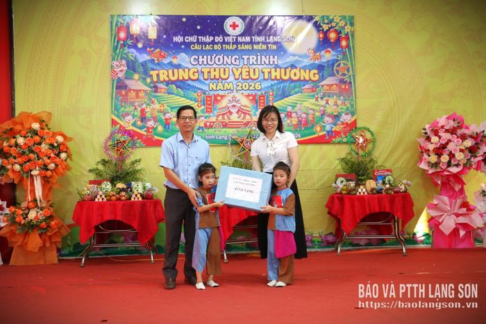 Lãnh đạo UBND xã Quý Hòa trao quà cho đại diện các trường học trên địa bàn xã