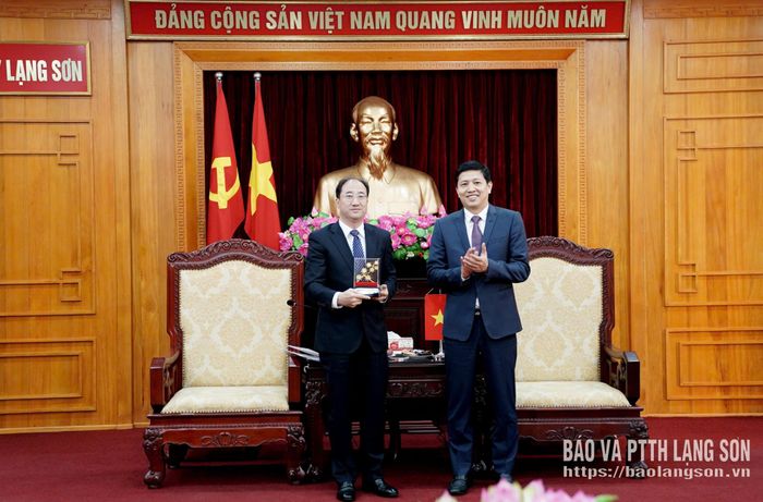 Đồng chí Phó Bí thư Tỉnh ủy trao quà lưu niệm cho trưởng đoàn đại biểu Viện KSND tối cao Trung Quốc