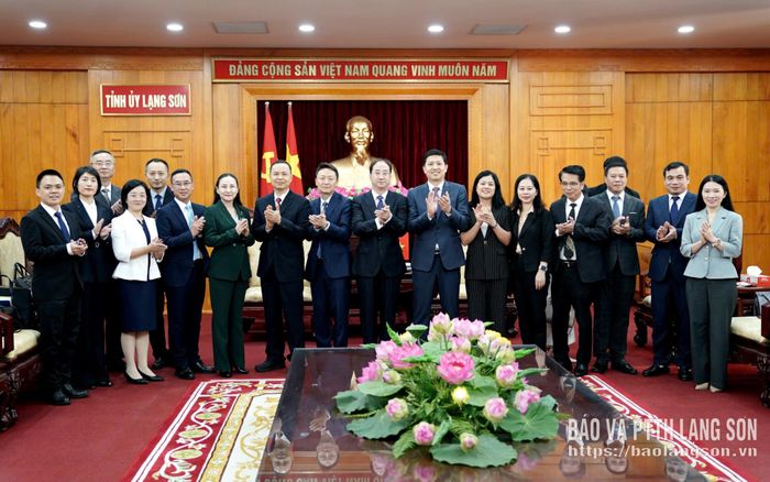 Các đại biểu dự buổi tiếp xã giao chụp ảnh lưu niệm